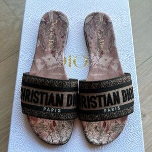 Dior Dway logo slides